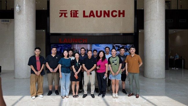 龙岗区坂田街道宣传部携多家媒体齐聚元征，共话“元征AI智能维修”的数字化发展