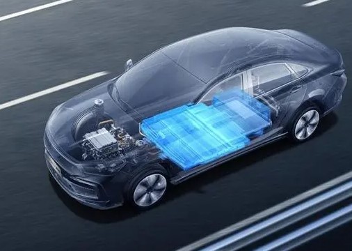 如何评估汽车的安全配置与碰撞测试结果？